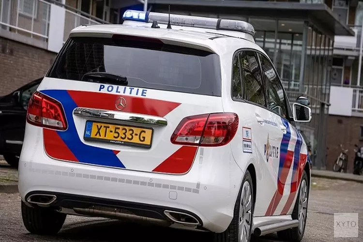 Met gestolen auto tegen politieauto