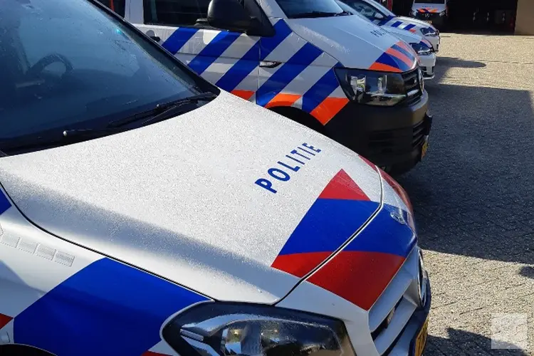 Politie treft drugs en zwaar illegaal vuurwerk aan in woning en houdt verdachte aan