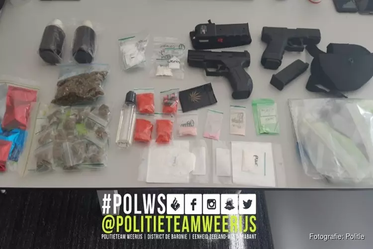 Drugs en wapens aangetroffen in woning Wernhout