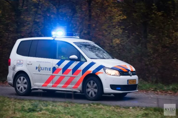 Vrouw rijdt in op handhaver