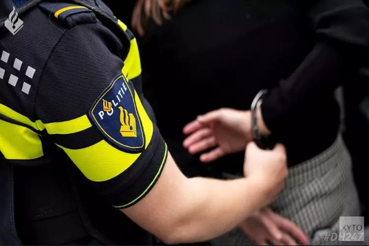 Twee mannen op scooter stelen tas van vrouw, politie pakt ze direct op