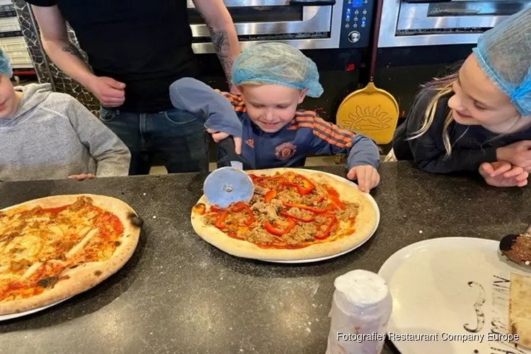 Leerlingen groep 3 De Weilust leren pizzabakken bij Happy Italy Breda