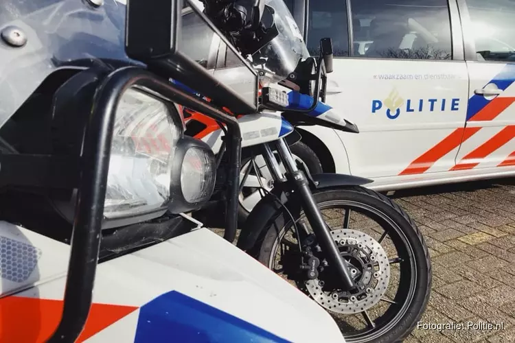 Motorrijder vlucht voor politie, maar valt op de grond