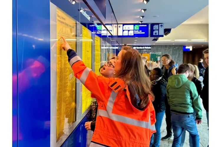 Jongeren met een verstandelijke beperking oefenen met zelfstandig reizen