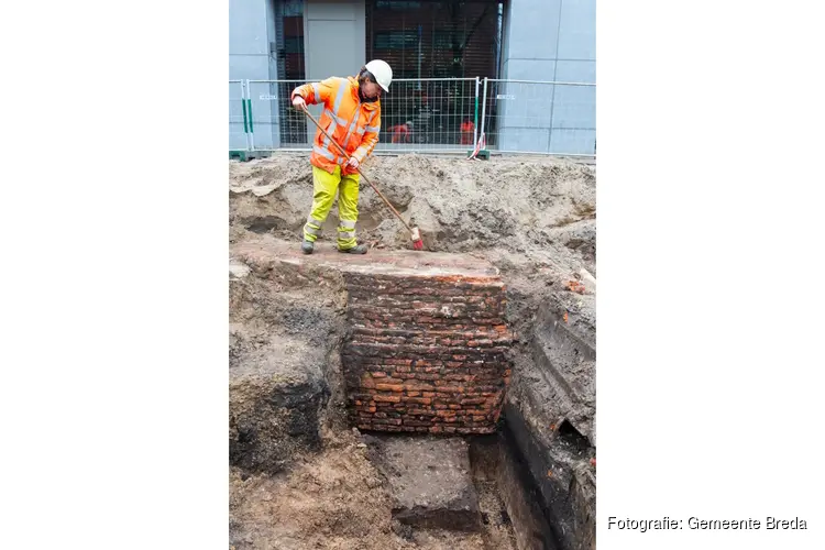 Archeologen ontdekken middeleeuwse toren bij graafwerkwerkzaamheden in Breda