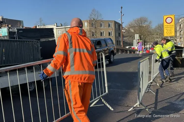 Voor de stoet uit en achter de stoet aan: wat er komt kijken bij de dranghekken langs de route van de optocht